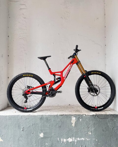 V10 8 CC DH X01 2024