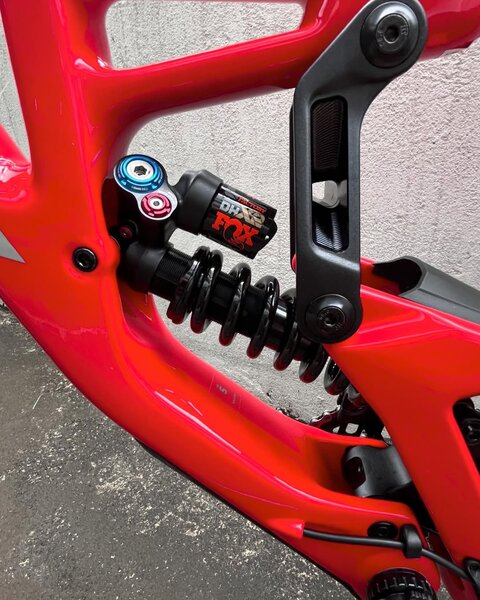 V10 8 CC DH X01 2024