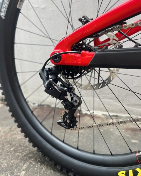 V10 8 CC DH X01 2024